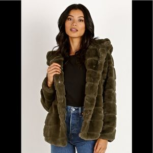 Apparis must have goldie coat! Like new